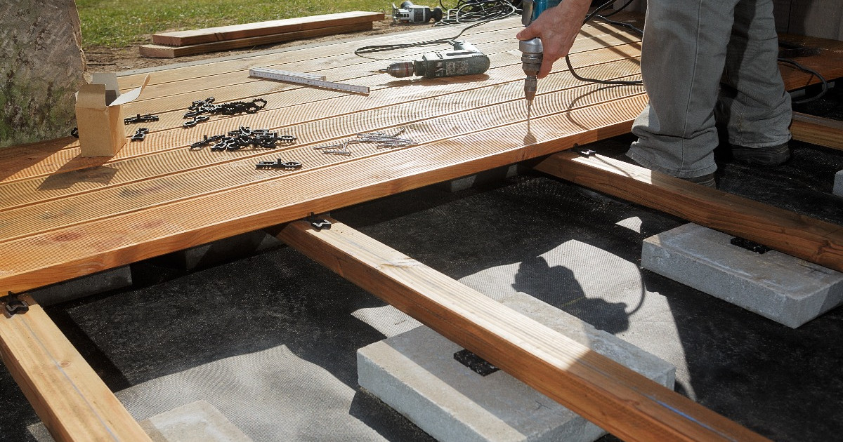 A look inside wood, or screwing safely, quickly and rust-free